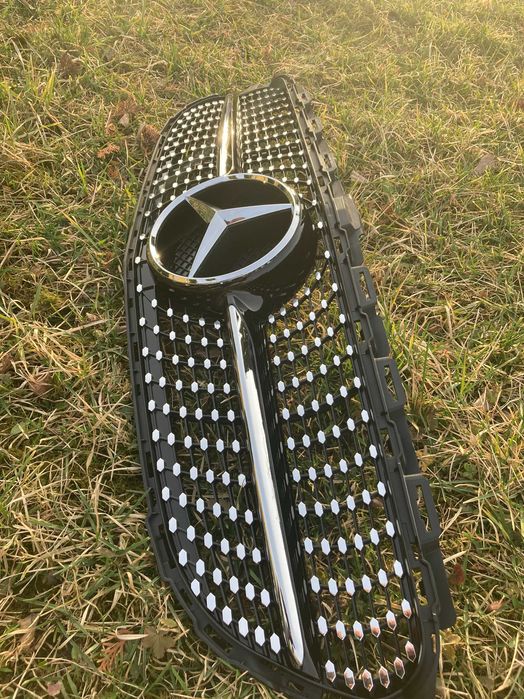 Решетка радиатора mercedesC W205 14-18год.диамант (чорная) без камеры.