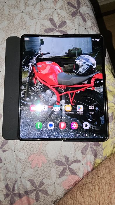 Tenho um samsung galaxy z fold 3 pra venda em muito bom estado