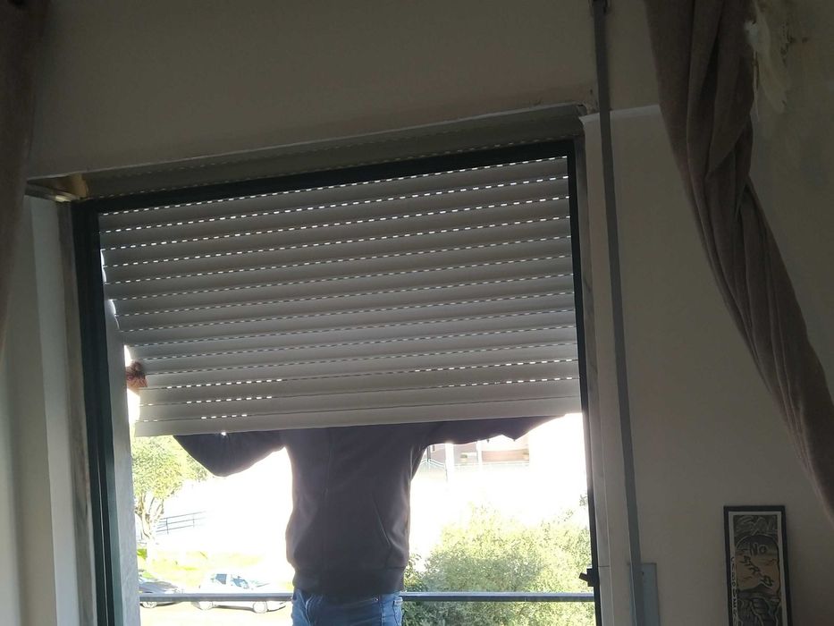 13€ Arranjo Estores em Janelas e Estores em Portas por 23€.