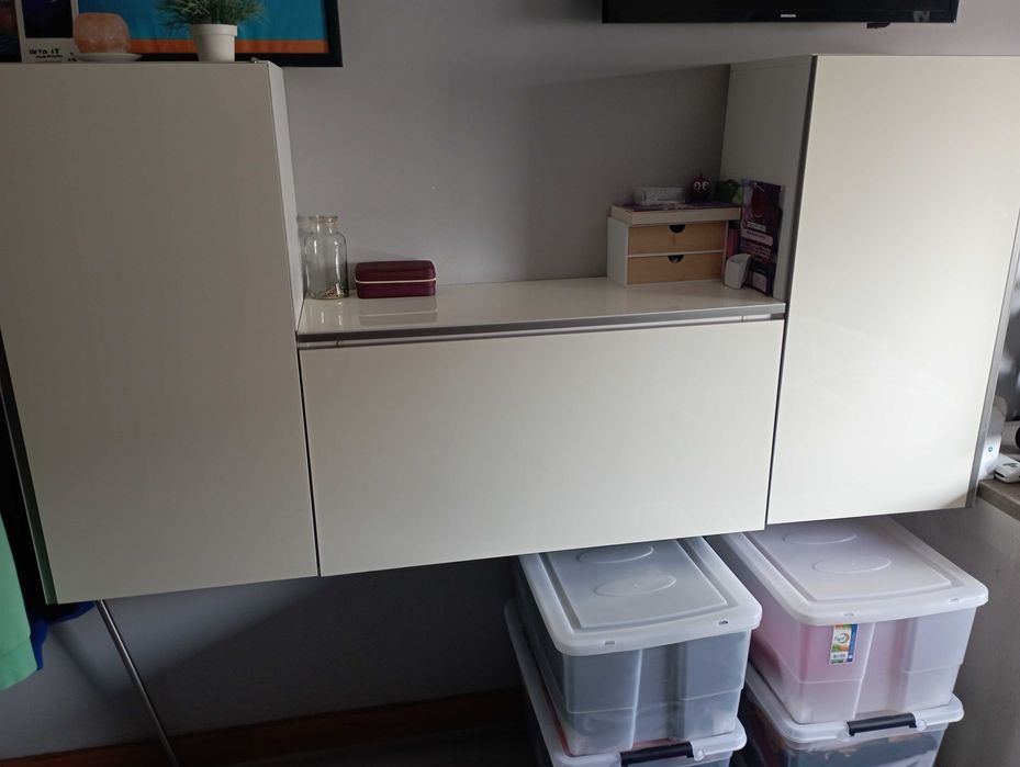 Armário brancos suspensos como novos