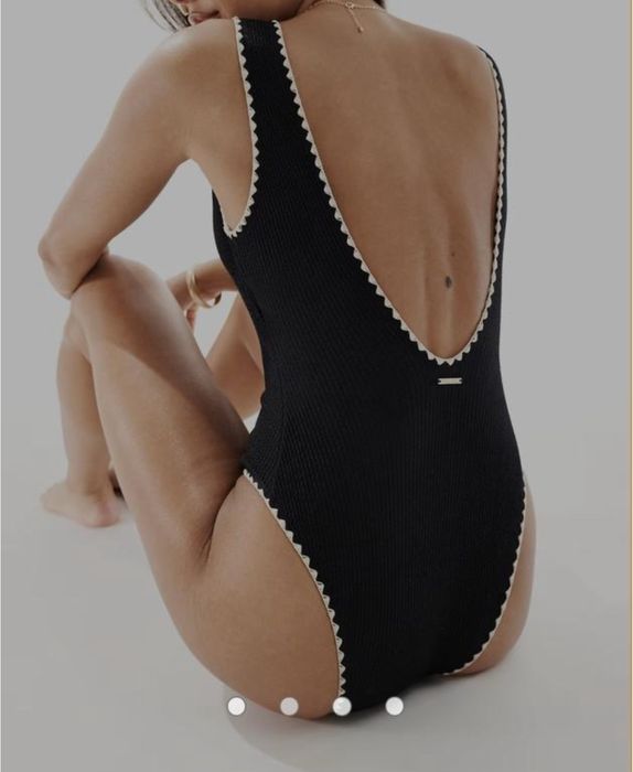 Суцільний купальник