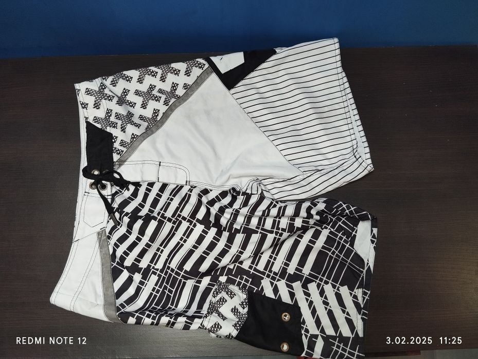 Bermudy męskie, wzór, kieszeń na prawej nogawce,. Rozmiar M Pas 42 cm,