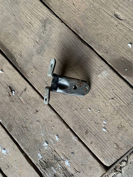 Петля двери левая