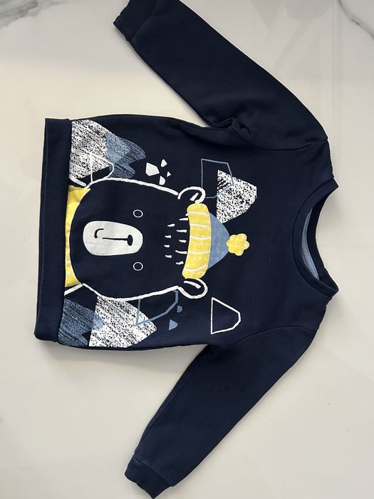 Granatowy sweter z misiem dla chłopca Pepco 86