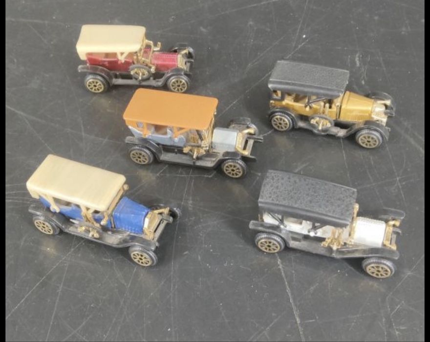 Lote com mais de 25 carrinhos e motas em miniatura