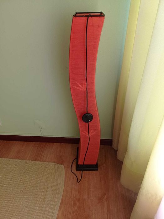 Candeeiro de pé laranja