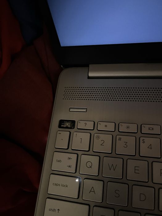 Laptop HP działa, ładowarka w zestawie