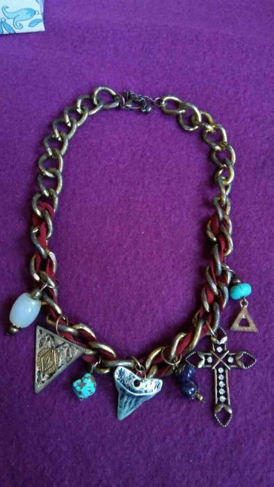 rockowy naszyjnik z zawieszkami Parfois