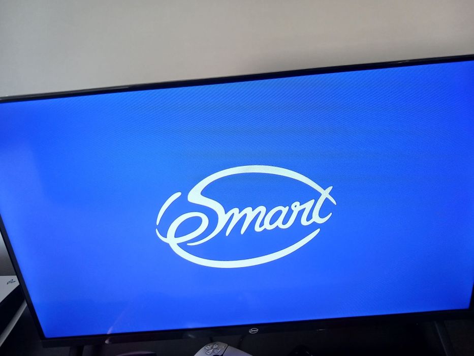 32-inch Smart HD TV482762076959559681