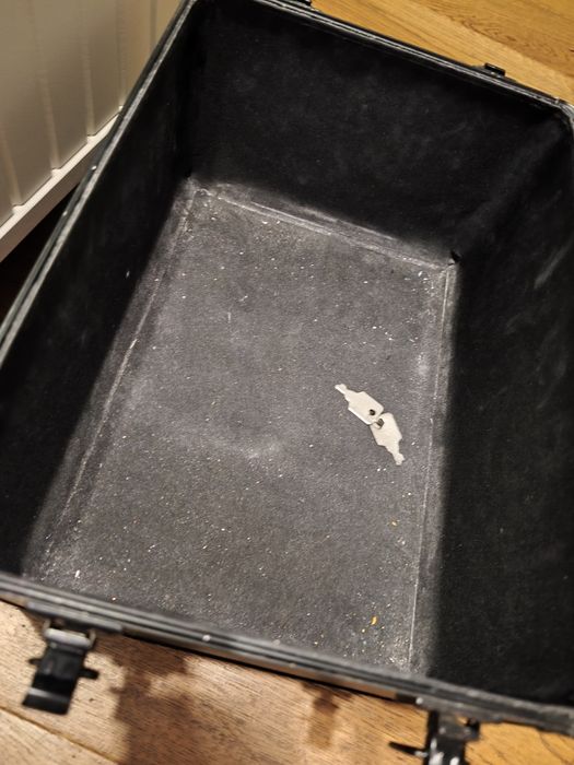 Kufer z akcesoriami do hybrydy