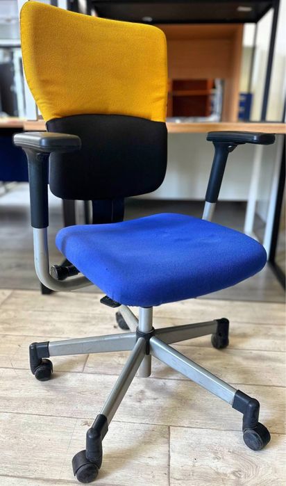 Ліквідація офісу з меблями крісла, столи, стільці