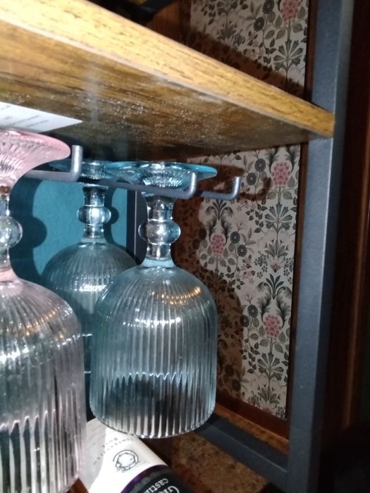 Stojak / regał / szafka na wino butelki i wieszak na kieliszki / lampk