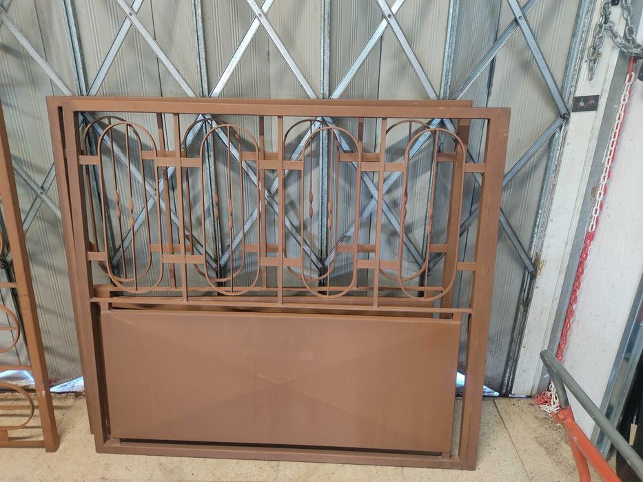 Portões e gradeamento de muro em Ferro