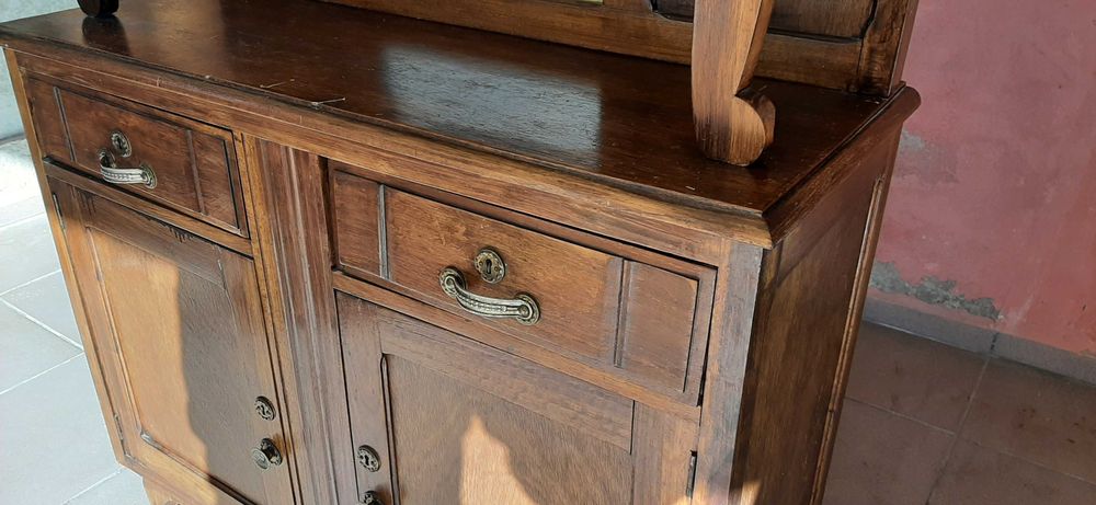 Armário antigo com espelhos