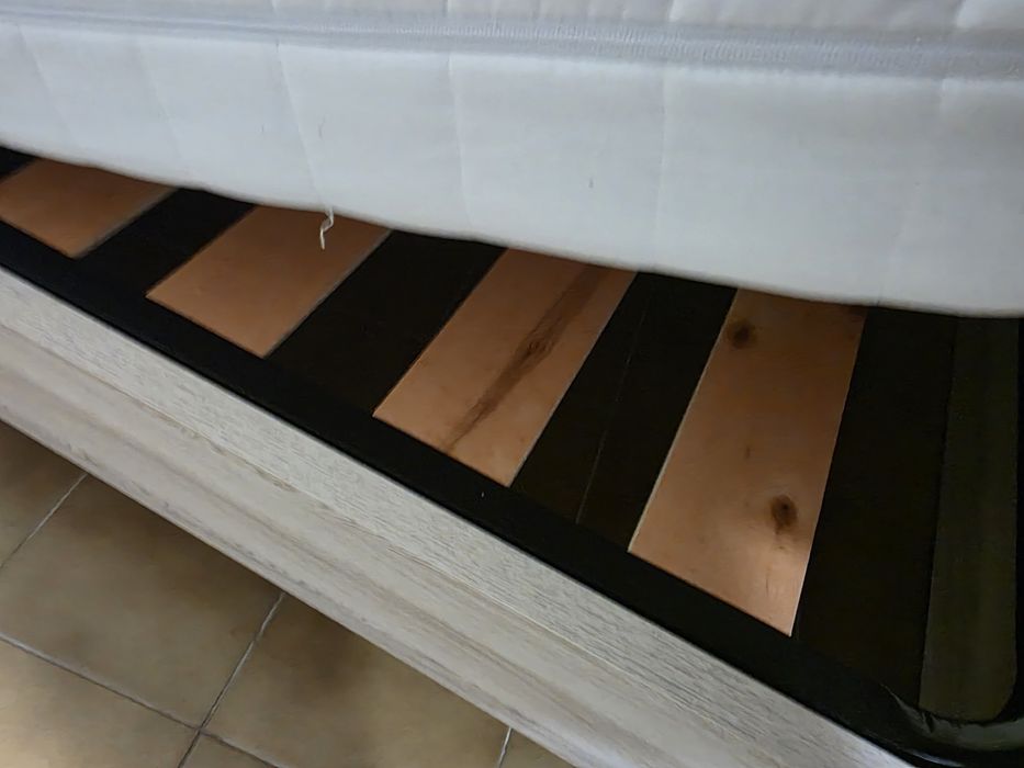 Cama madeira maciça com 2 colchões