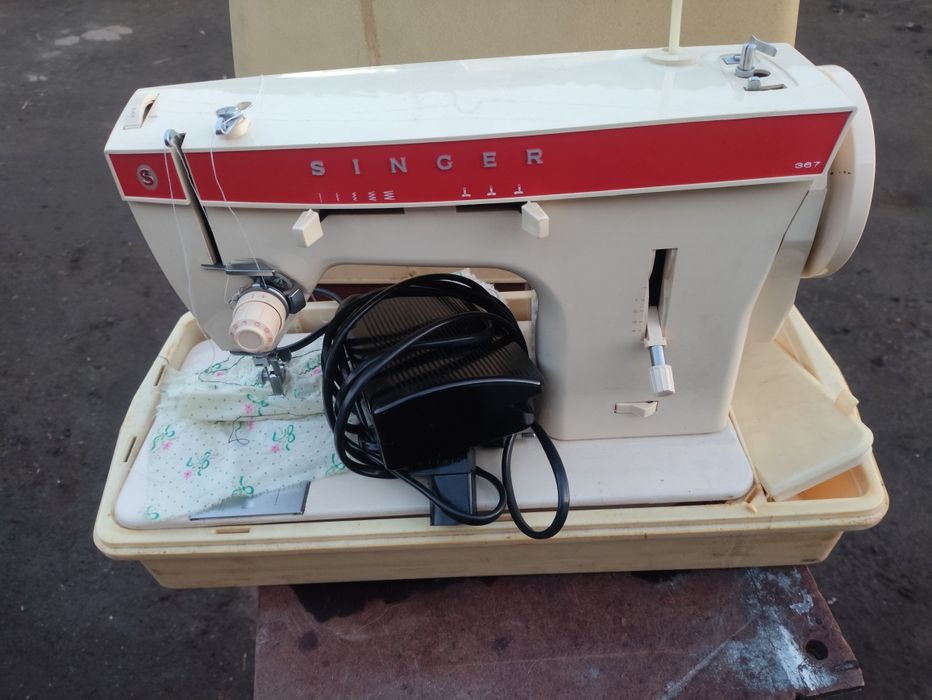 Електрична швейна машинка SINGER 367. В гарному стані. Все працює.