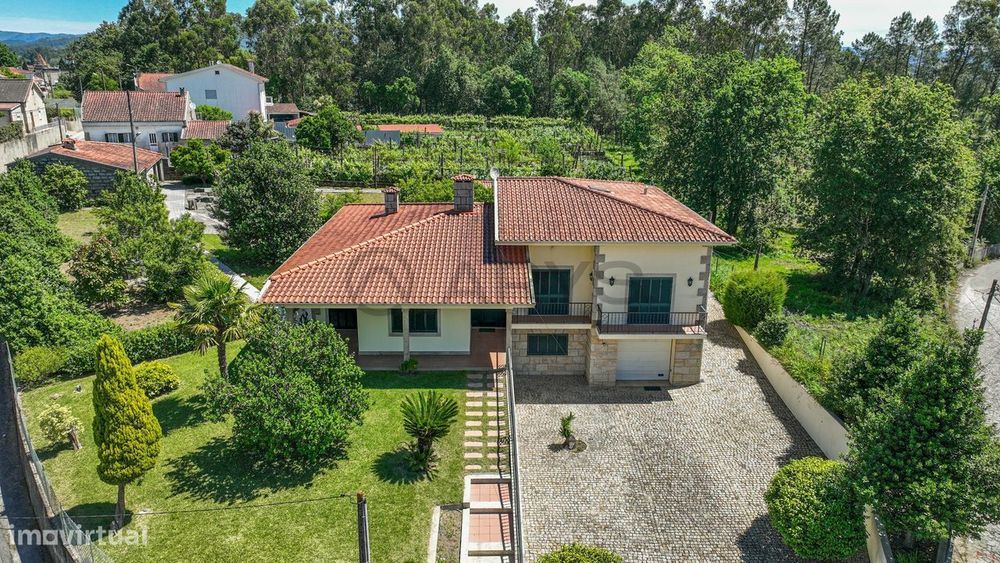 Moradia Individual T4 ( 2 Suítes ) e Casa de Pedra
