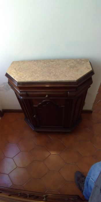 Conjunto de aparadores em nogueira com tampo em mármore e espelho