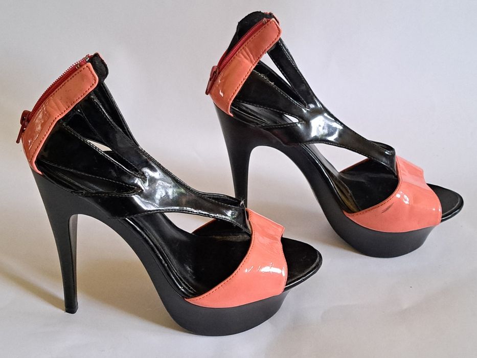 Lakierowane szpilki na platformie r. 38