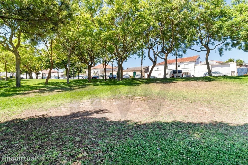 Prédio para Obras no Campo das Amoreiras, em Santa Clara – Lisboa