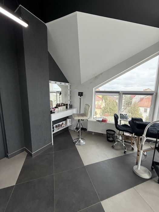 Продаж салону краси у Мостиськах