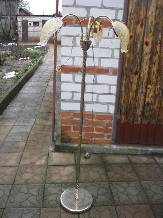 Продам торшер на 3 лампы