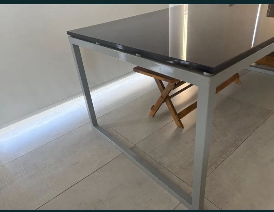 Mesa para reunioes ou sala de jantar