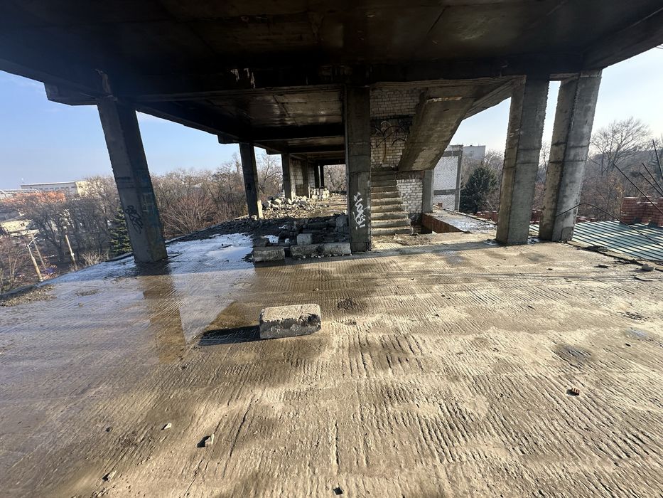 капітальна будівля загальною площею 1 800 м² із земельною ділянкою