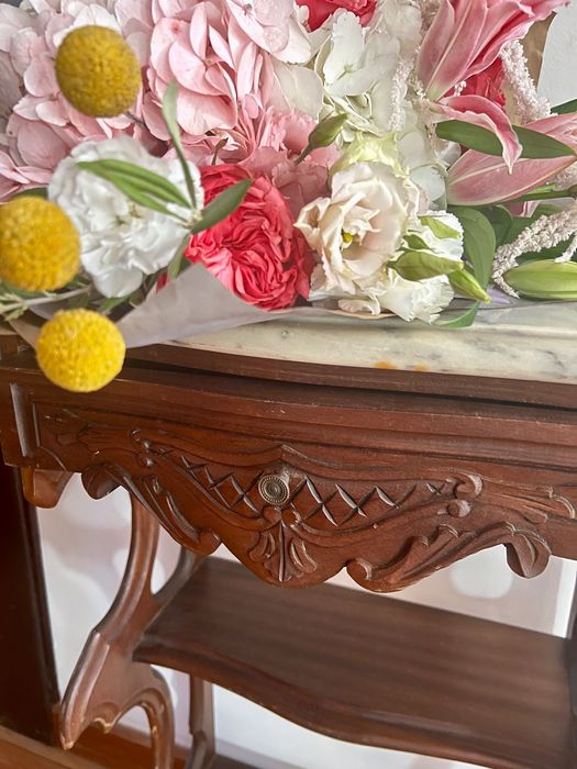 Mesa lateral vintage estilo Império com tampo em mármore