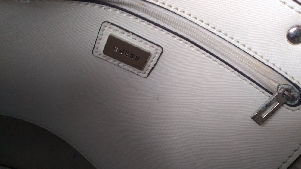 Biała torebka guess