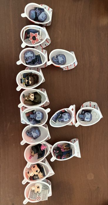 Bonecos kinder joy de Stranger Things