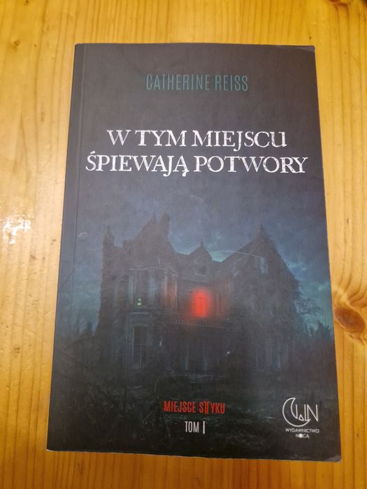 Catherine Reiss - W tym miejscu śpiewają potwory