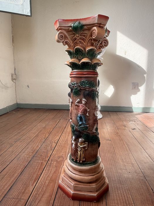 Coluna c/ desenhos relevo