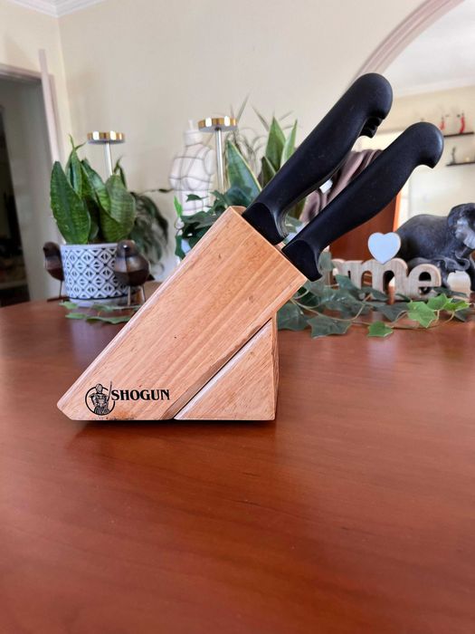 base de madeira só com 4 facas e 1 garfo