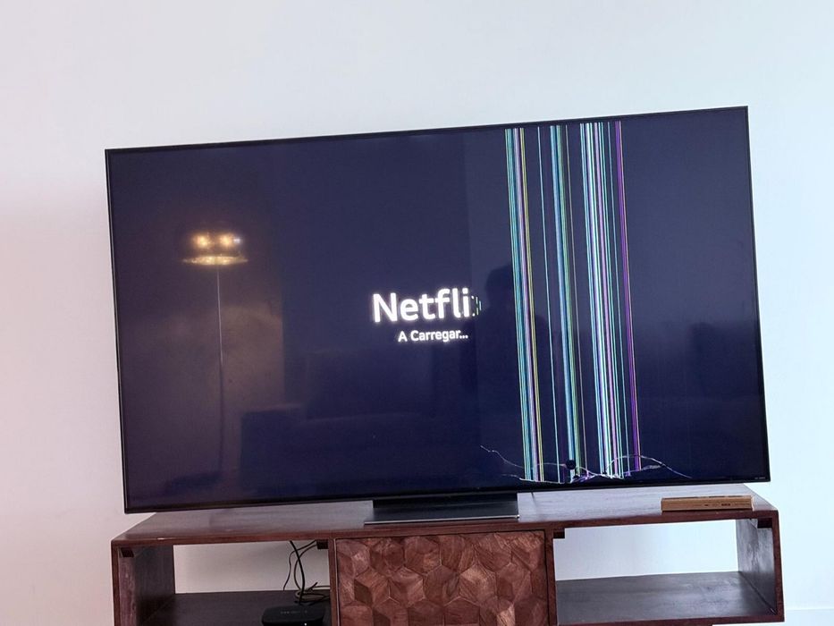 Televisão com ecrã danificado