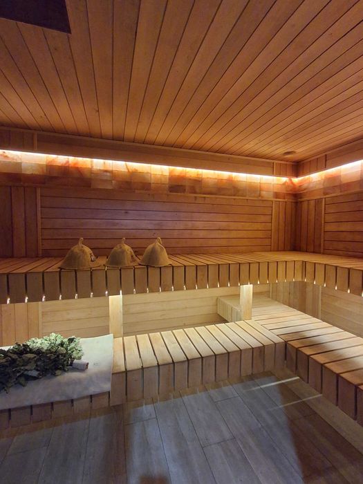 Будинок з сольовою лазнею на березі озера, зимова рибалка.