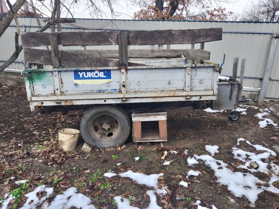 Продам причеп одноосний із гідроциліндром та із запасним колесом .