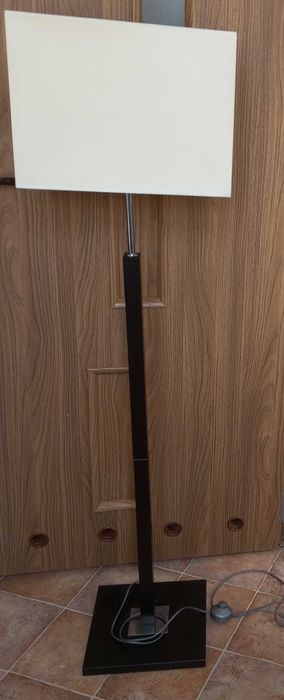 Lampa podłogowa wysoka