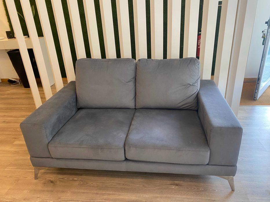 Sofá azul de 2 lugares