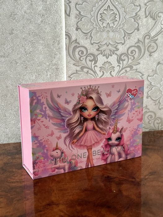 Набір дитячої косметики для макіяжу та манікюру, прикраси.