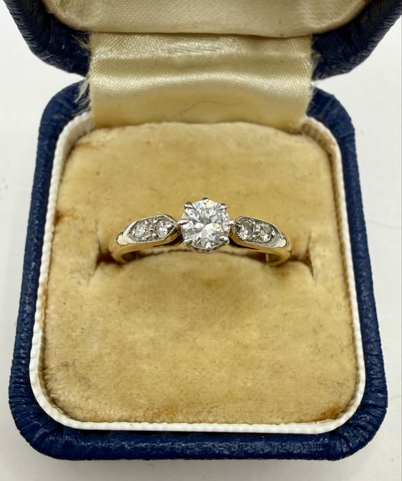 Złoty pierścionek z diamentami 0,31ct