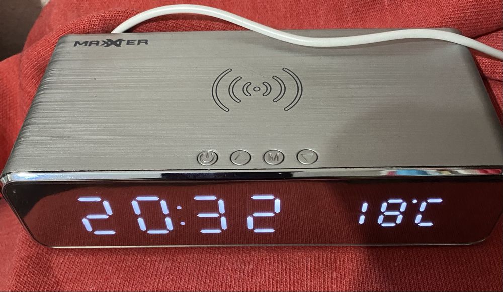 Digital Alarm Clock with Wireless Charging Function445943250734950403
