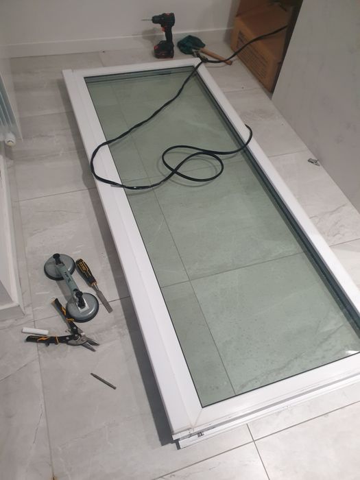 Здравствуйте! Я профессиональный мастер по ремонту окон и дверей.