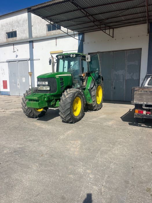 Máquina agrícola trator