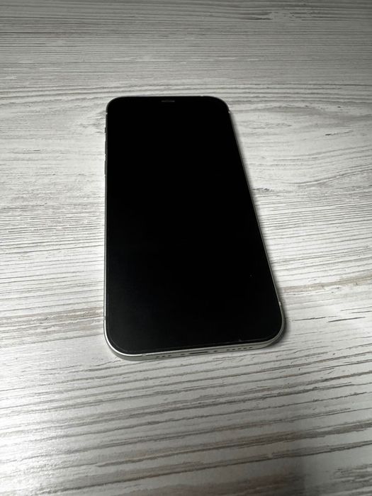 Продам телефон iPhone 12