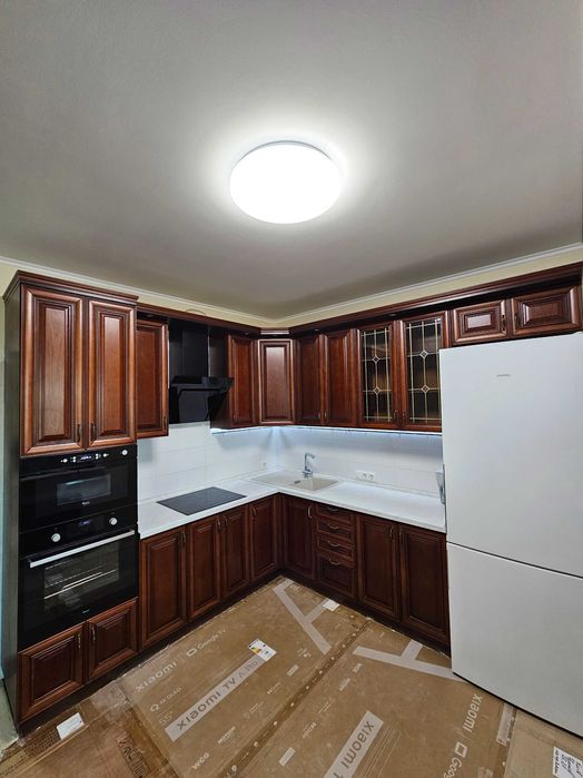 Продам Кухню 280 * 250 з натурального дерева