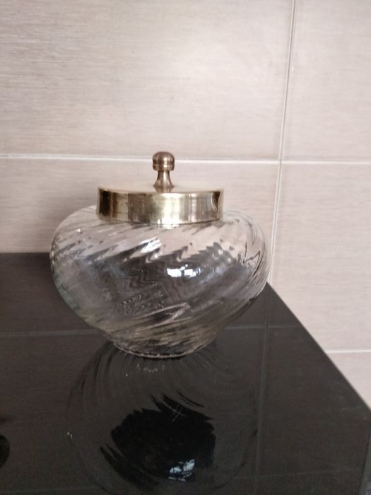 Antiga bomboniere de vidro lapidado .