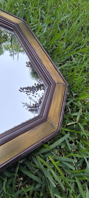 Belíssimo espelho com moldura em madeira dourada . Medidas: 65/50cm