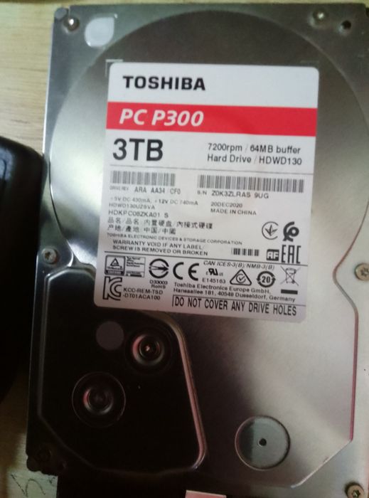 Два жёстких диска Toshiba по три ТБ.