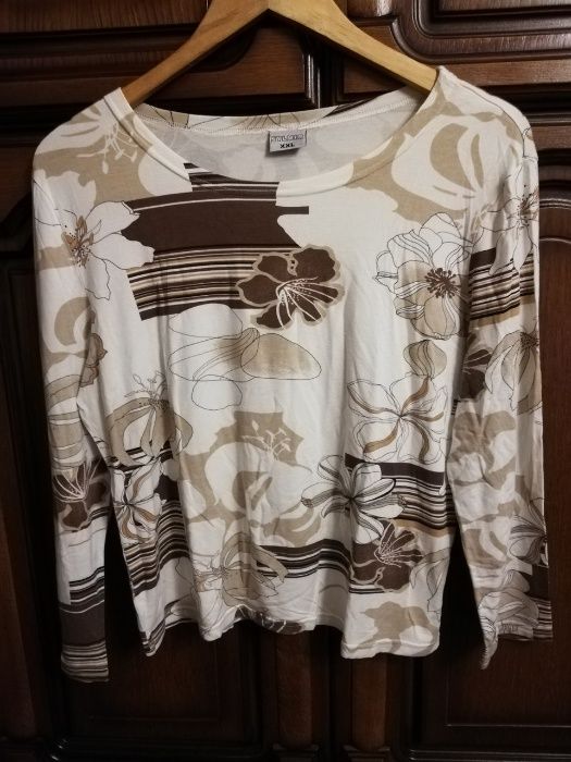 Biała damska bluzeczka w kolorowe kwiatki w rozmiarze XXL
